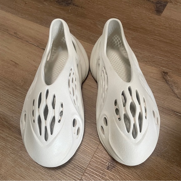 Adidas Yeezy Foam Runner Ararat, Color: Stone Salt, Size 6 - Picture 3 of 5